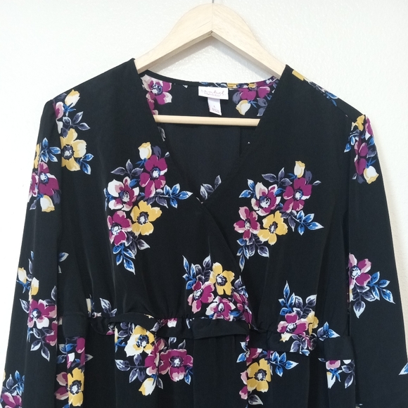 Isabel maternity by Ingrid & Isabel floral ruffle black V-neck maternity blouse - Picture 11 of 11